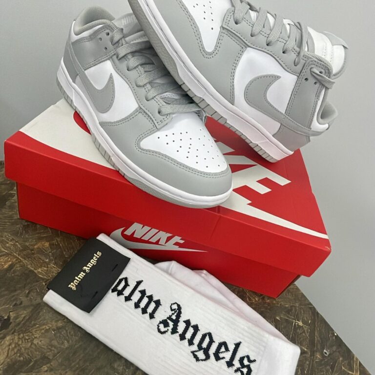 Este año en KAKI BARBERSHOP tenemos sorteo de navidad!!!!
Estas zapas NIKE DUNK LOW RETRO + CALCETINES PALM ANGELS pueden ser tuyas eligiendo un número cuando vengas a cortarte el pelo!