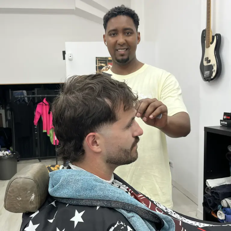 Barbero profesional realizando un corte moderno masculino en A Coruña