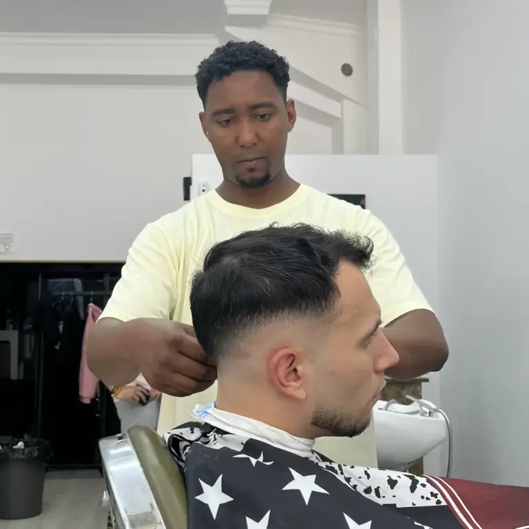 Resultado final de corte degradado y perfilado de barba para hombre en A Coruña
